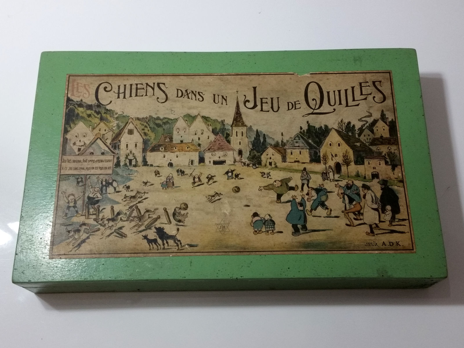 chiens dans un jeu de quilles