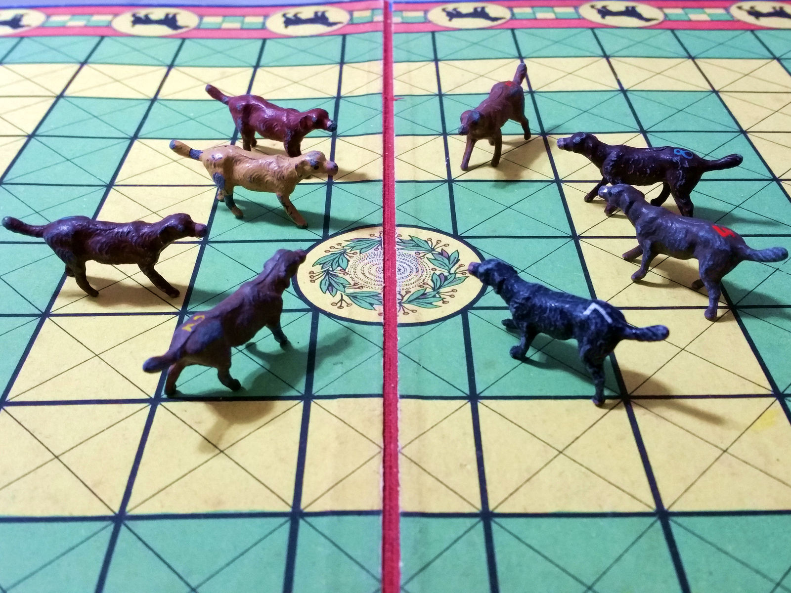 chiens dans un jeu de quilles