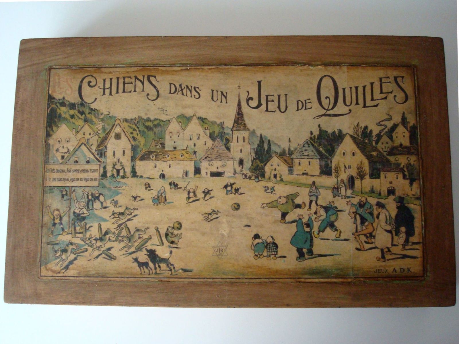 chiens dans un jeu de quilles