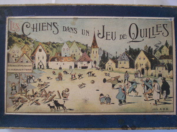 chiens dans un jeu de quilles